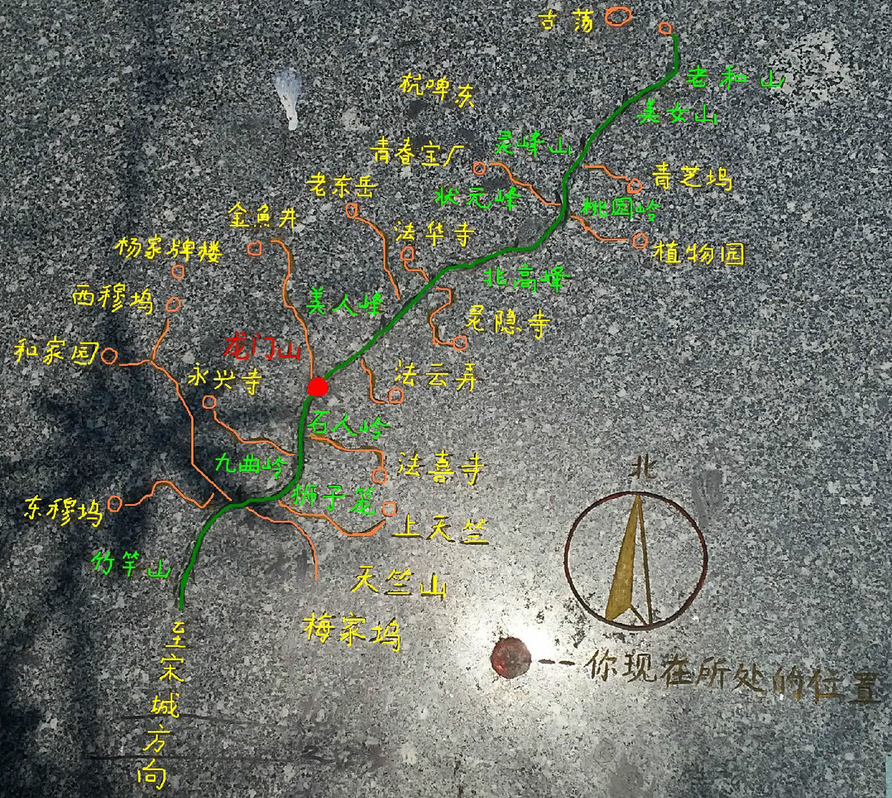 龙门山顶多裸露岩石,陡峭险峻,登山石阶路亦陡峭. /p>