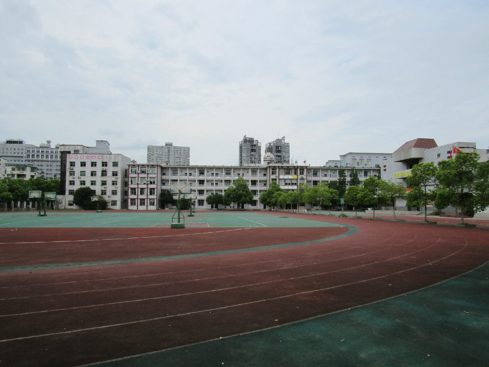  p>衡阳市二中东滨湘江,北望南岳,吸三湘之灵气,钟衡岳之秀色,以百年