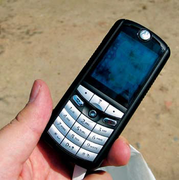  p>摩托罗拉e398采用了时下最流行的直板机身设计,在简约的机身中却不