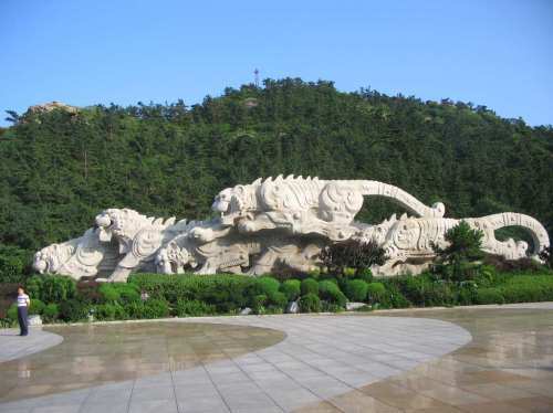  p data-id="gnwrp77x1f">大连虎雕广场位于大连市中山区老虎滩.