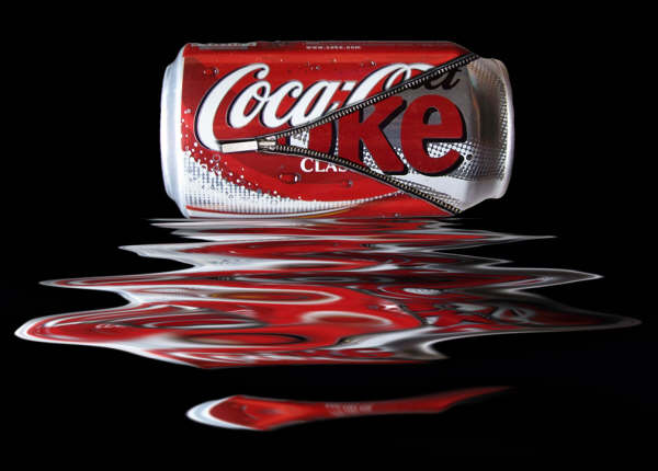 而研制的一种以古柯叶为原料的饮料