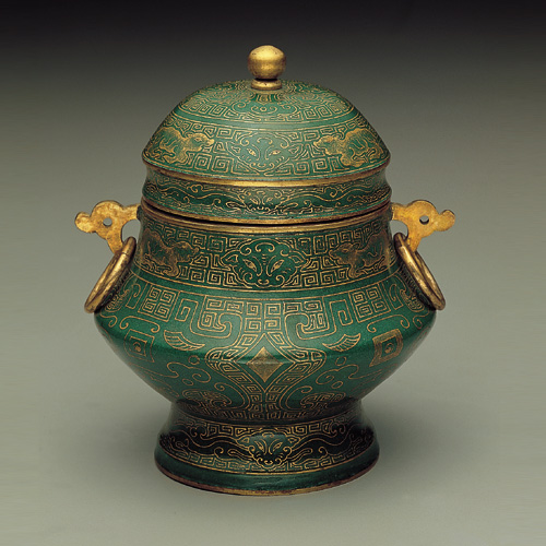 器表墨绿地描金雷纹为锦,绘兽面及犊牛等纹饰,有掐丝珐琅的效果