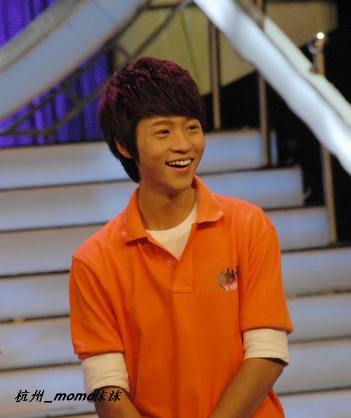  p>《娱乐星空》是浙江卫视播出的一个综艺节目,第一季为"爱唱才会赢"