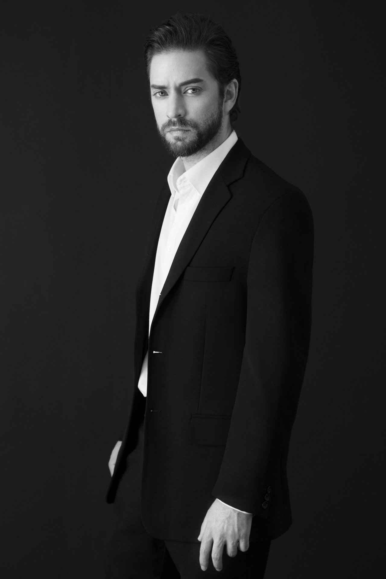 b4if">闫龙飞,1980年4月3日出生于墨西哥城,在中国发展的墨西哥男演员