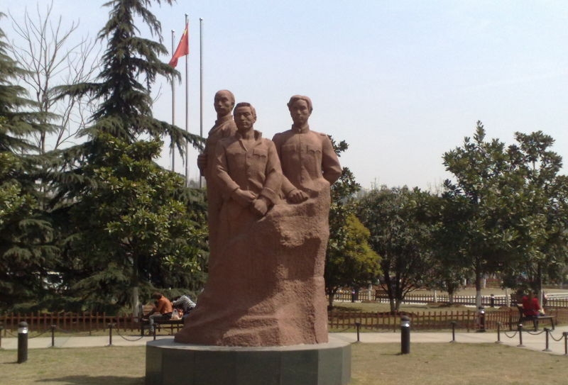 彭刘杨三烈士塑像