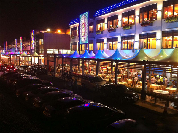 lemmaid="6790278">盐田海滨的盐田海鲜街,是<a