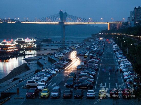 场(又称"凝光门停车场")位于四川泸州长江与沱江交汇处的滨江路之上