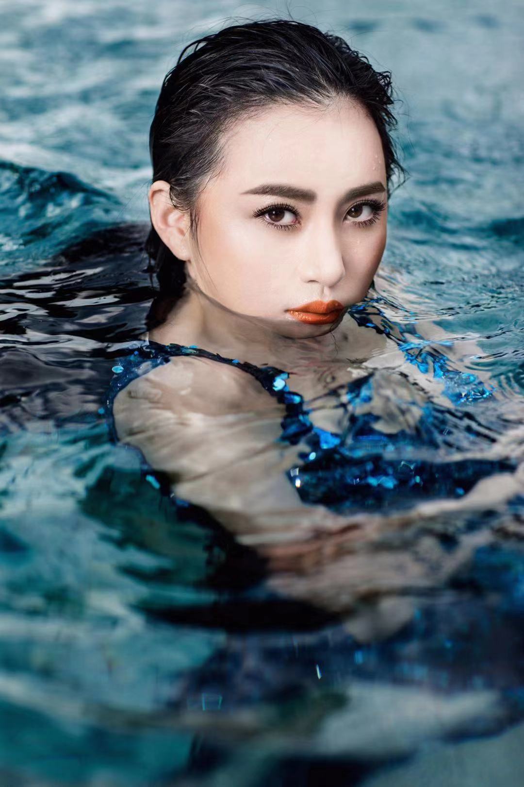  p>王子子,2月1日出生于山东省威海市,中国内地影