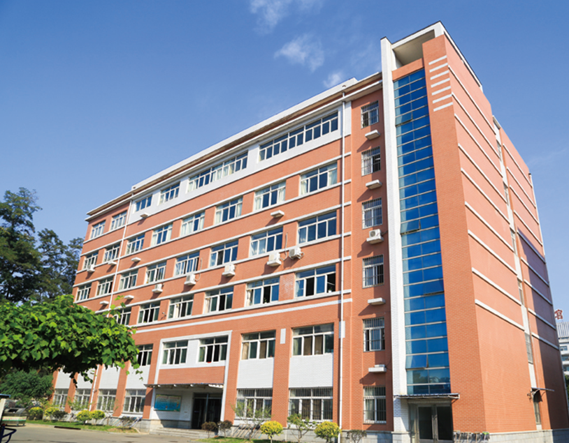  p>辽阳市第一中学位于辽阳市青年大街55号,创建于1949年,是一所汉藏