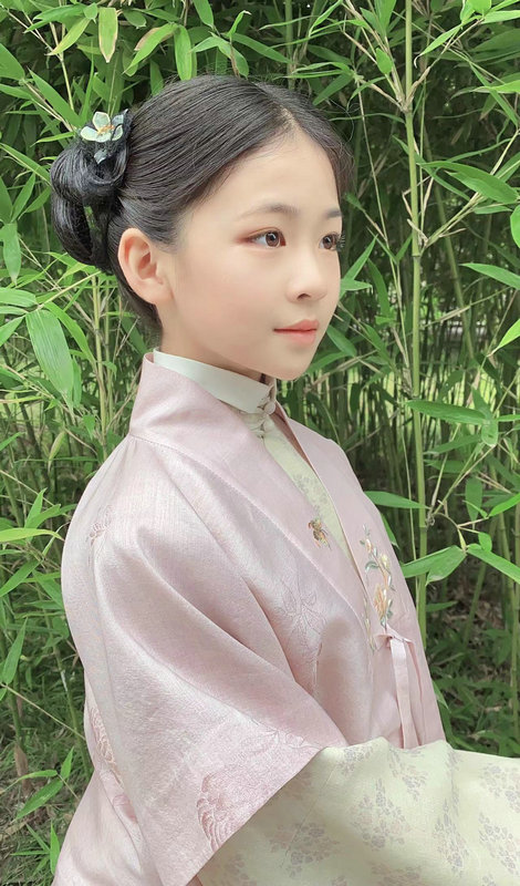 李熙媛,2009年12月17日出生于辽宁省沈阳市,中国内地女演员