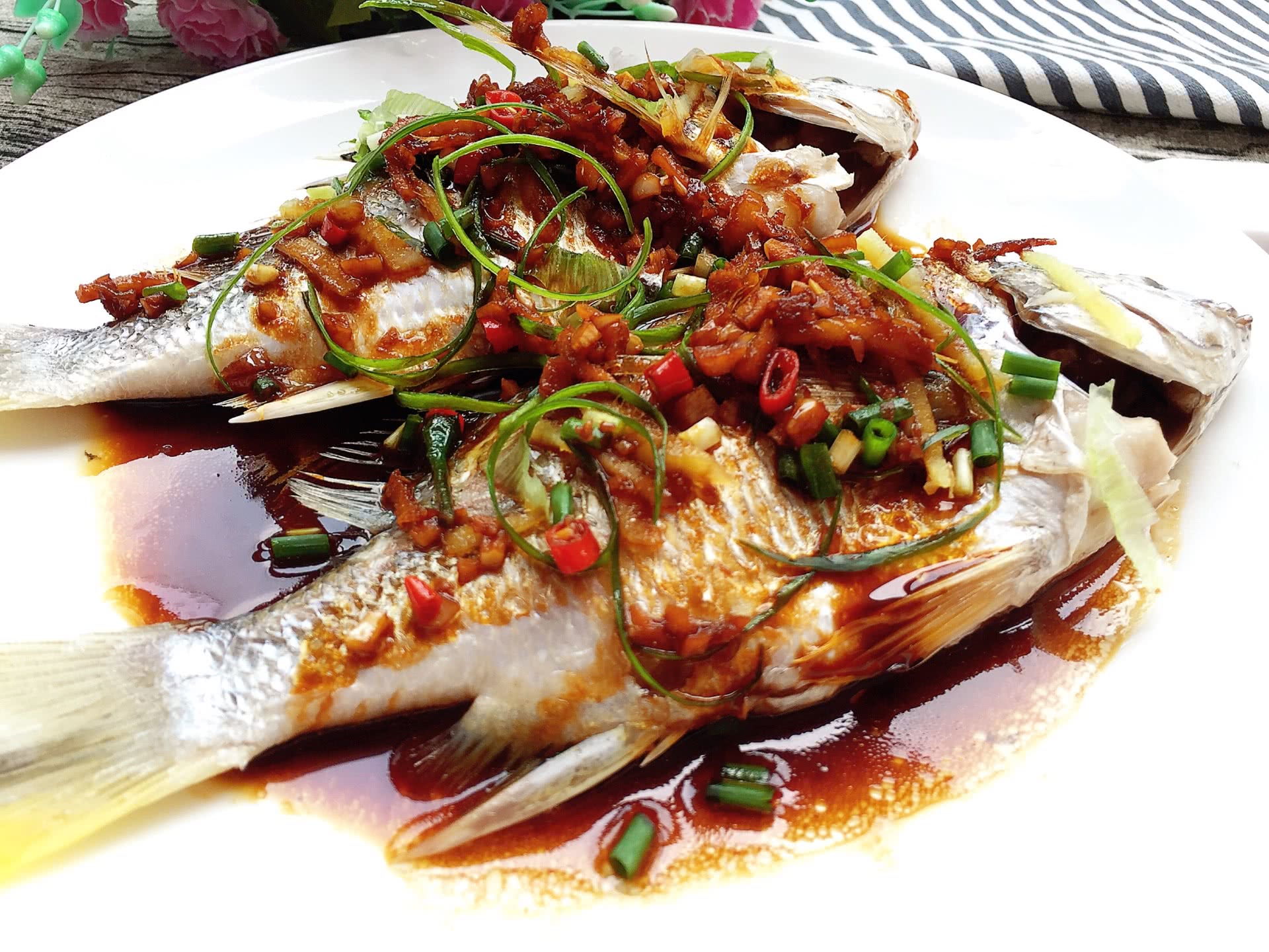  p>清蒸黄鳍鲷鱼是一道由黄鳍鲷,生抽,花生油等做成的美食. /p>