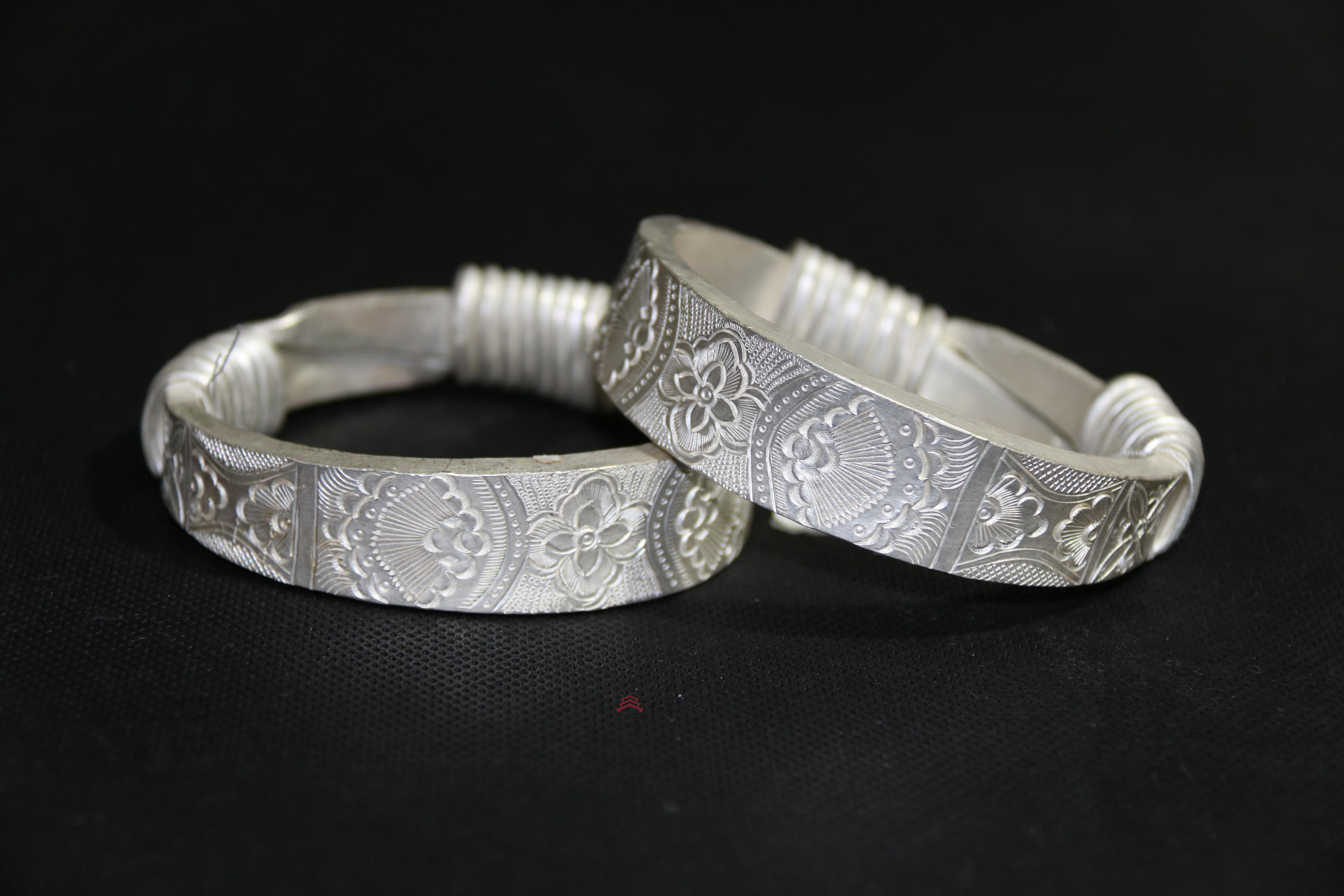 当代施洞苗族牡丹纹扁形银手镯