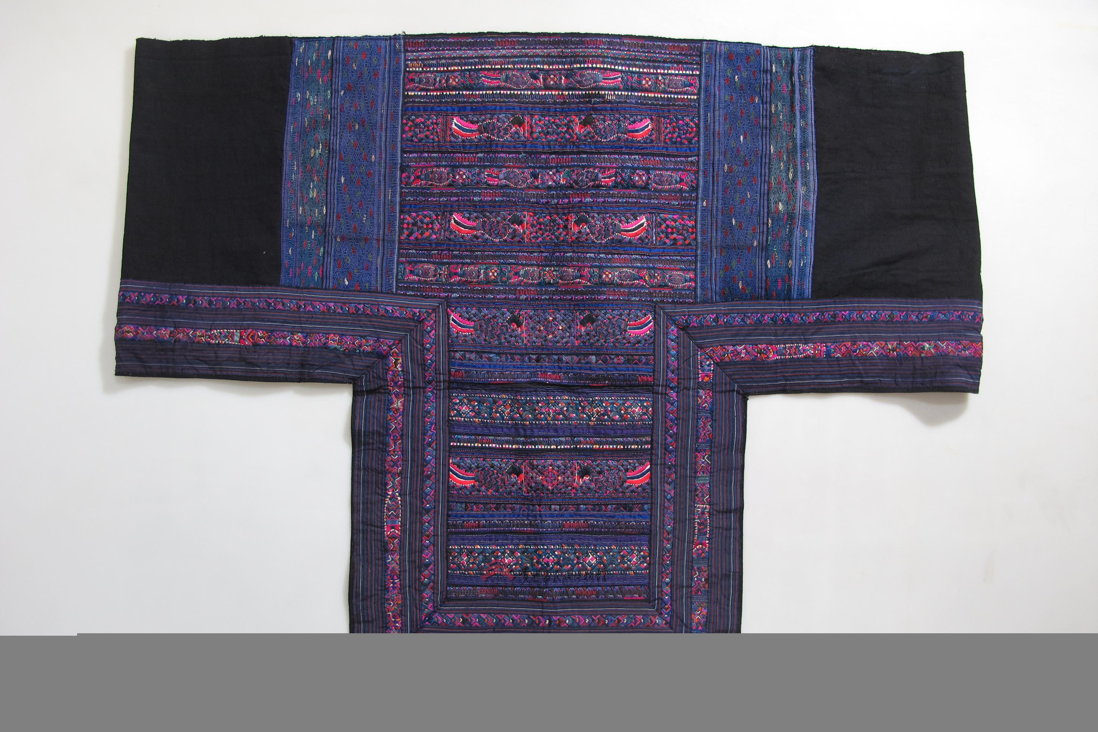 民国台江苗族堆绣鸟鱼纹背扇