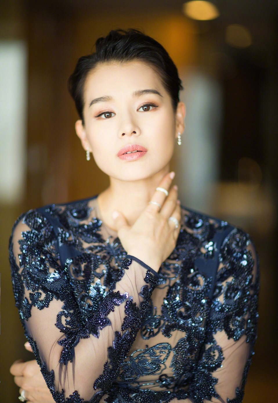 胡杏儿儿子Brendan长开了，白白胖胖萌态十足，妥妥的大胖小子_百科TA说