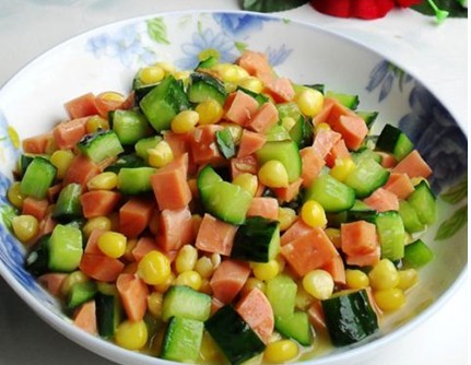  p>玉米火腿炒黄瓜,是一道家常菜,制作原料主要有熟玉米粒,火腿,黄瓜.