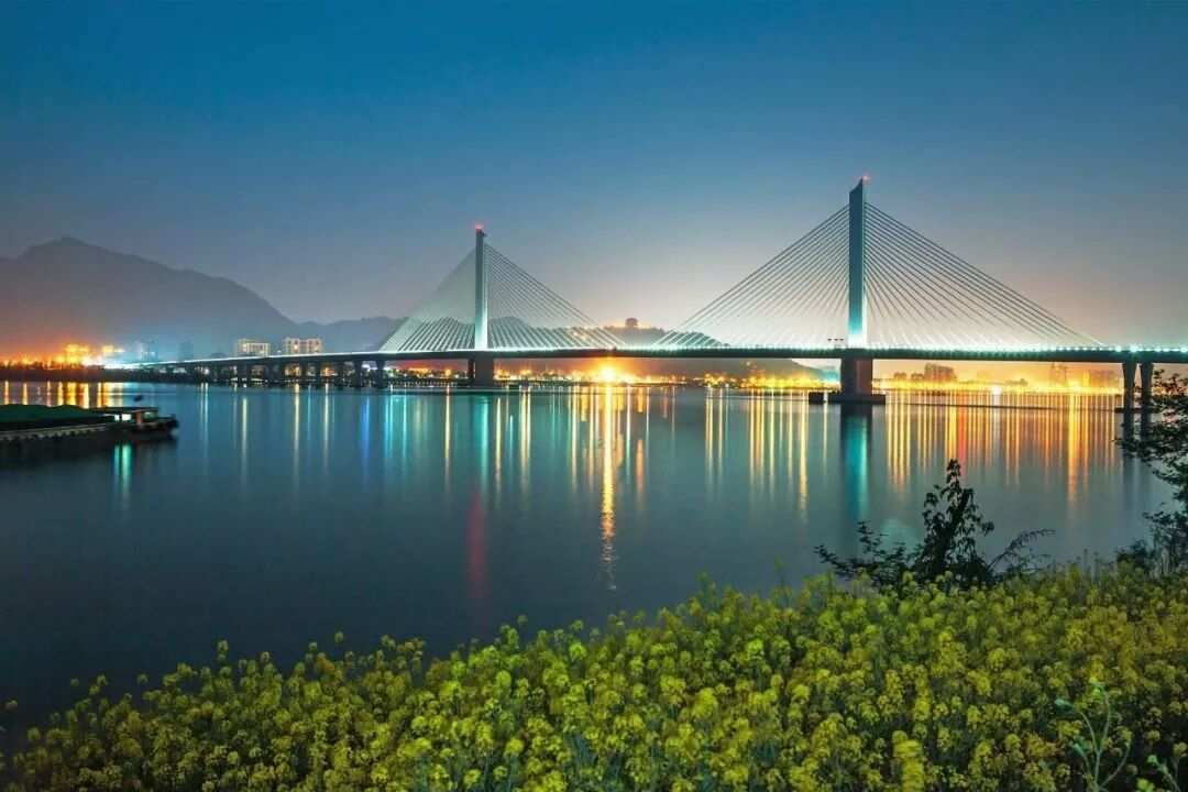  p data-id="u5thibtggrdp">富阳大桥(原名鹿山大桥),为浙江省杭州市 