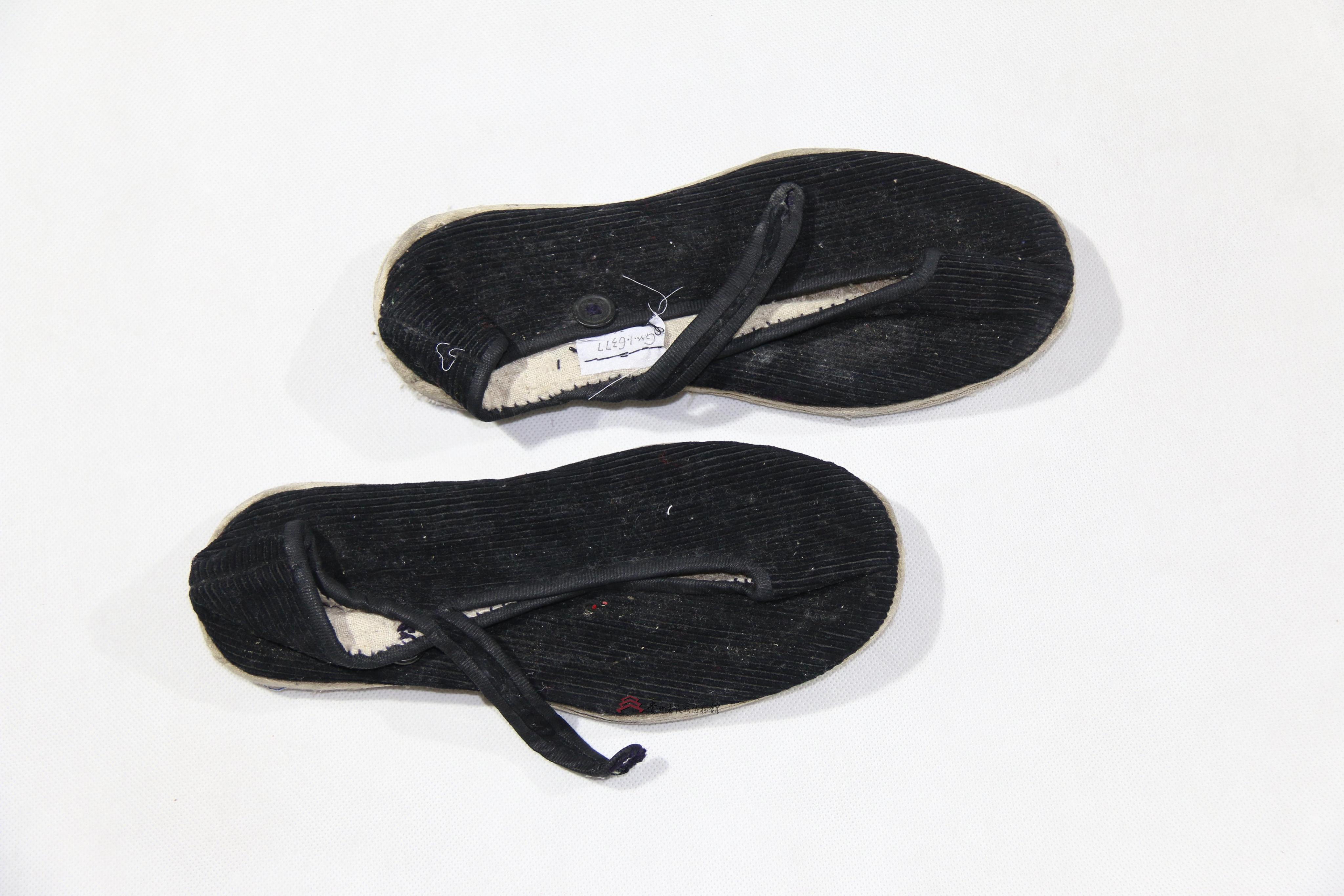 当代麻江瑶族黑绒布鞋