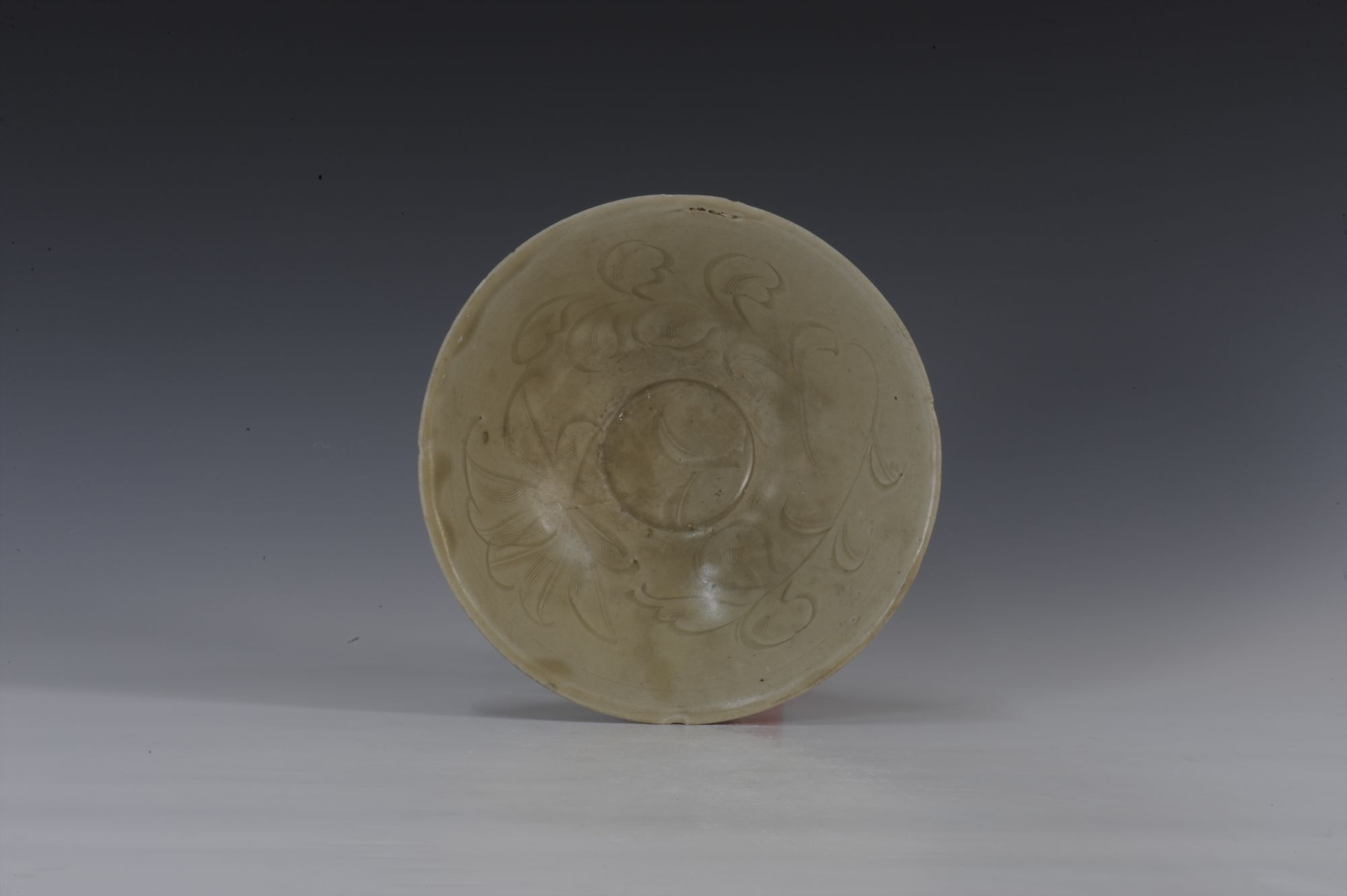 宋代青釉刻划莲花纹瓷碗