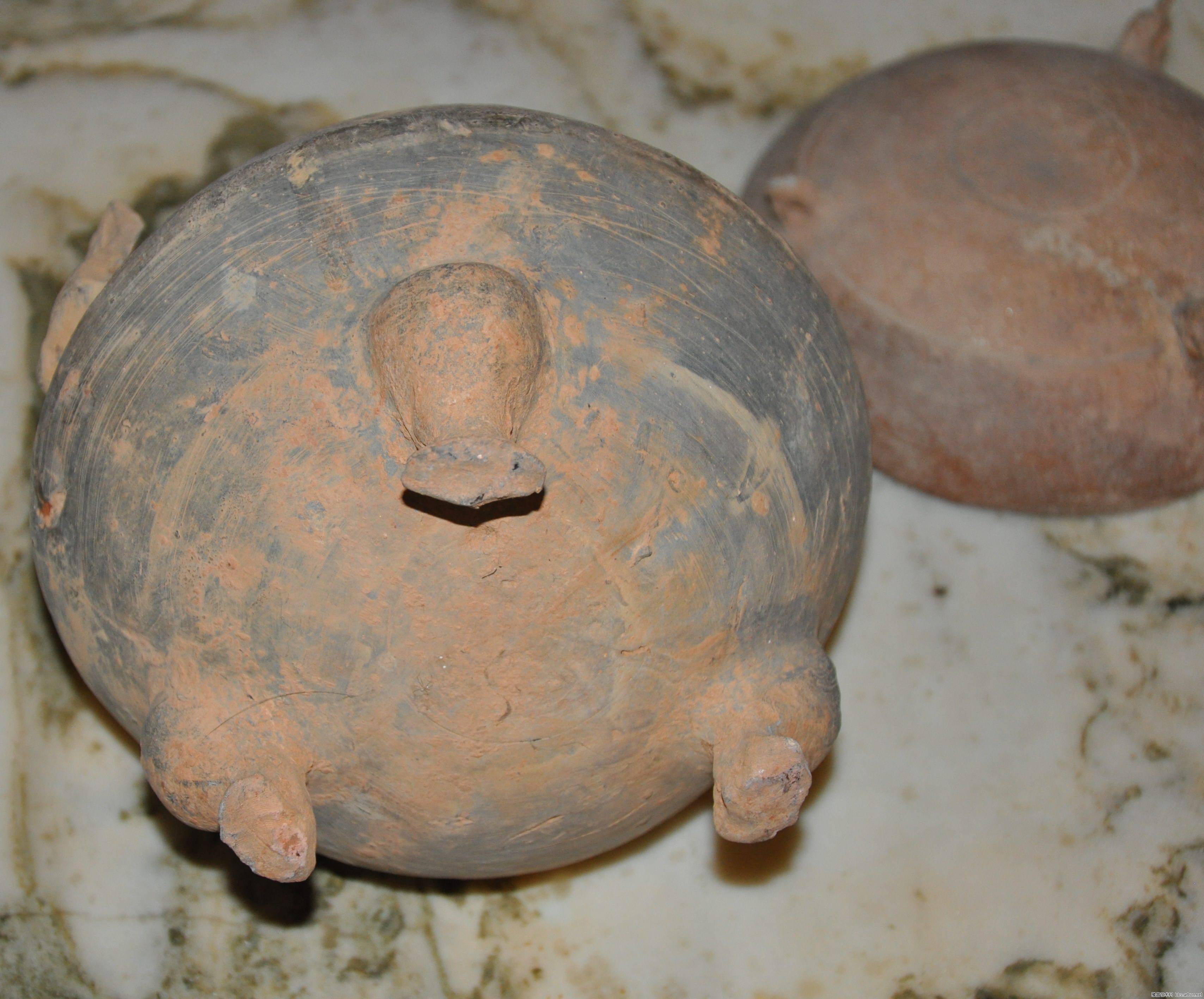  p>三足小陶杯, a target="_blank" href="/item/红山文化陶器