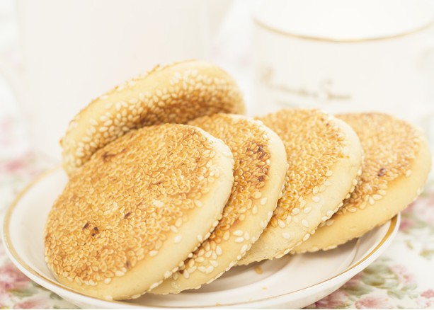  p>大麻饼是安徽合肥市特色传统名点之一,在国内享有盛誉.