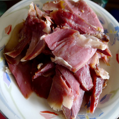  p>大胡子腊肉是是甘肃省传统的名菜.