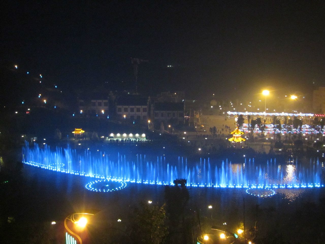  p>邻州广场(邻州广场)位于广安市邻水县县城东北部新区中部,东靠环城