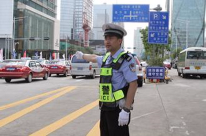  p>交警(traffic police),全称交通警察,属于警察的一个警种,主要负责