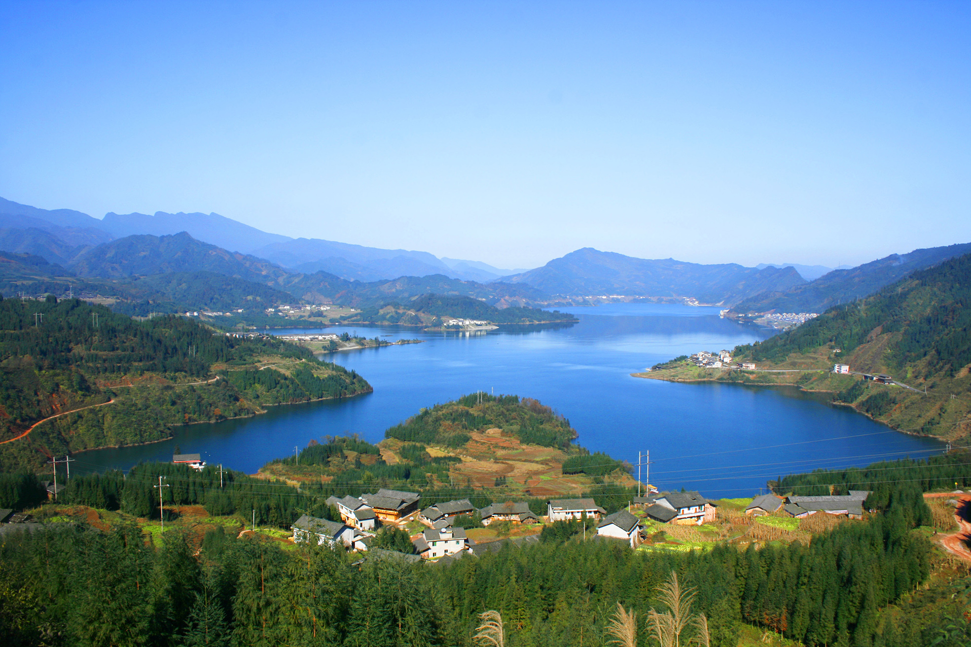  p>洪雅县地处 a target="_blank" href="/item/四川盆地/404637"