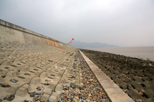  /p> p>海塘是人工修建的挡潮堤坝,亦是中国东南沿海地带的重要屏障.