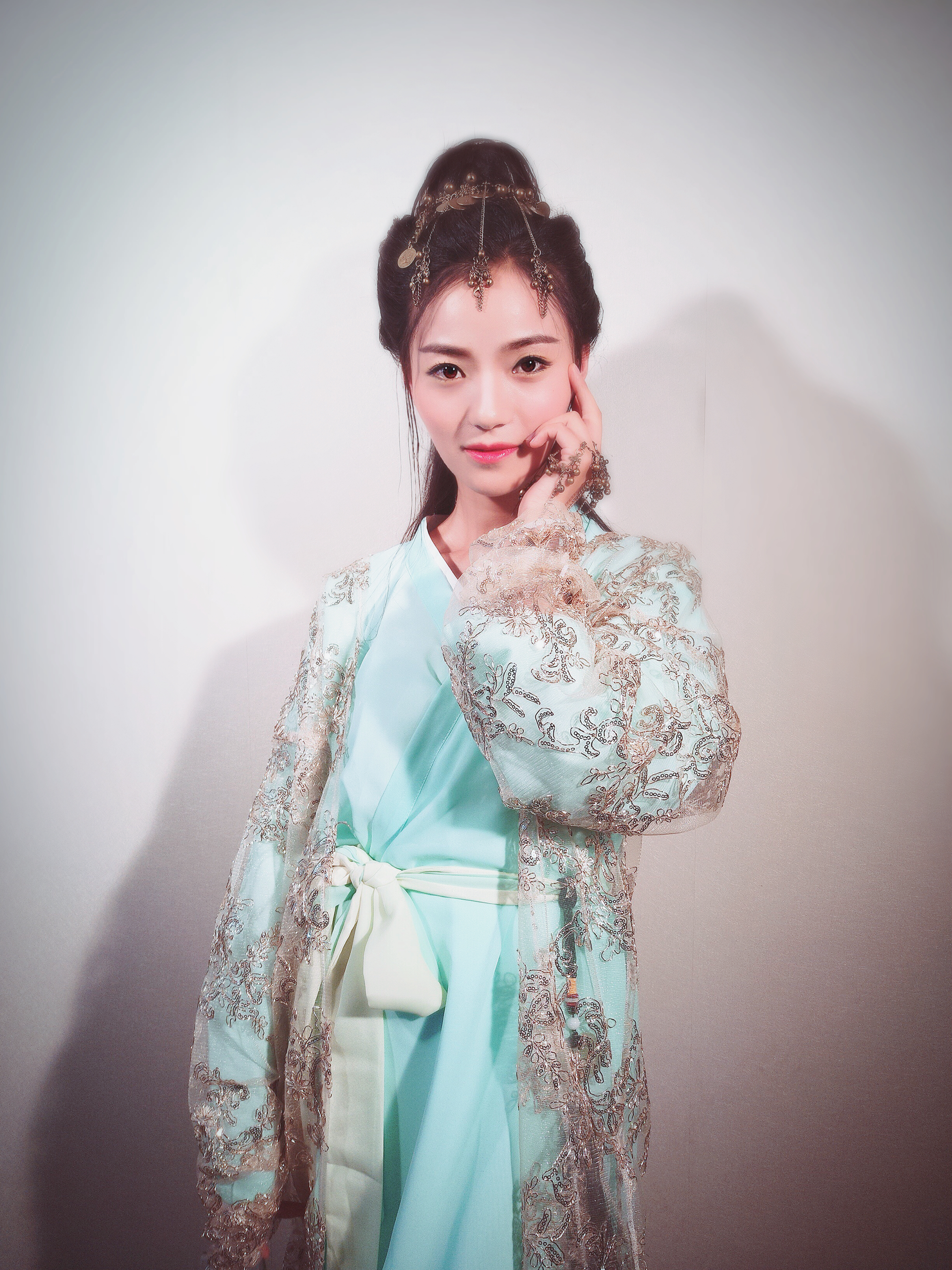  p data-id="gnzzvlcmts">安宁,出生于陕西咸阳,中国内地女演员.