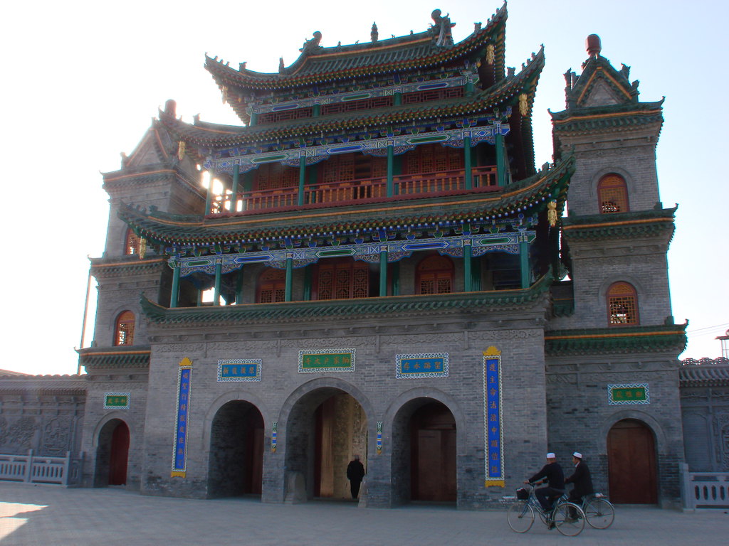  p>纳家户清真大寺是一座传统的中古式建筑寺院.