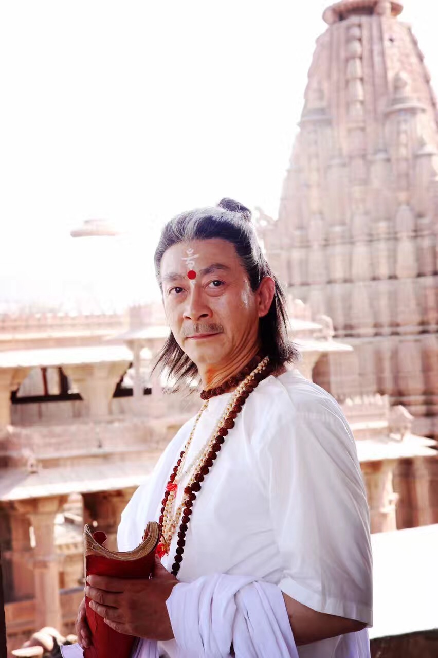  p>六小龄童,本名章金莱,1959年4月12日出生于上海,祖籍浙江绍兴,中国