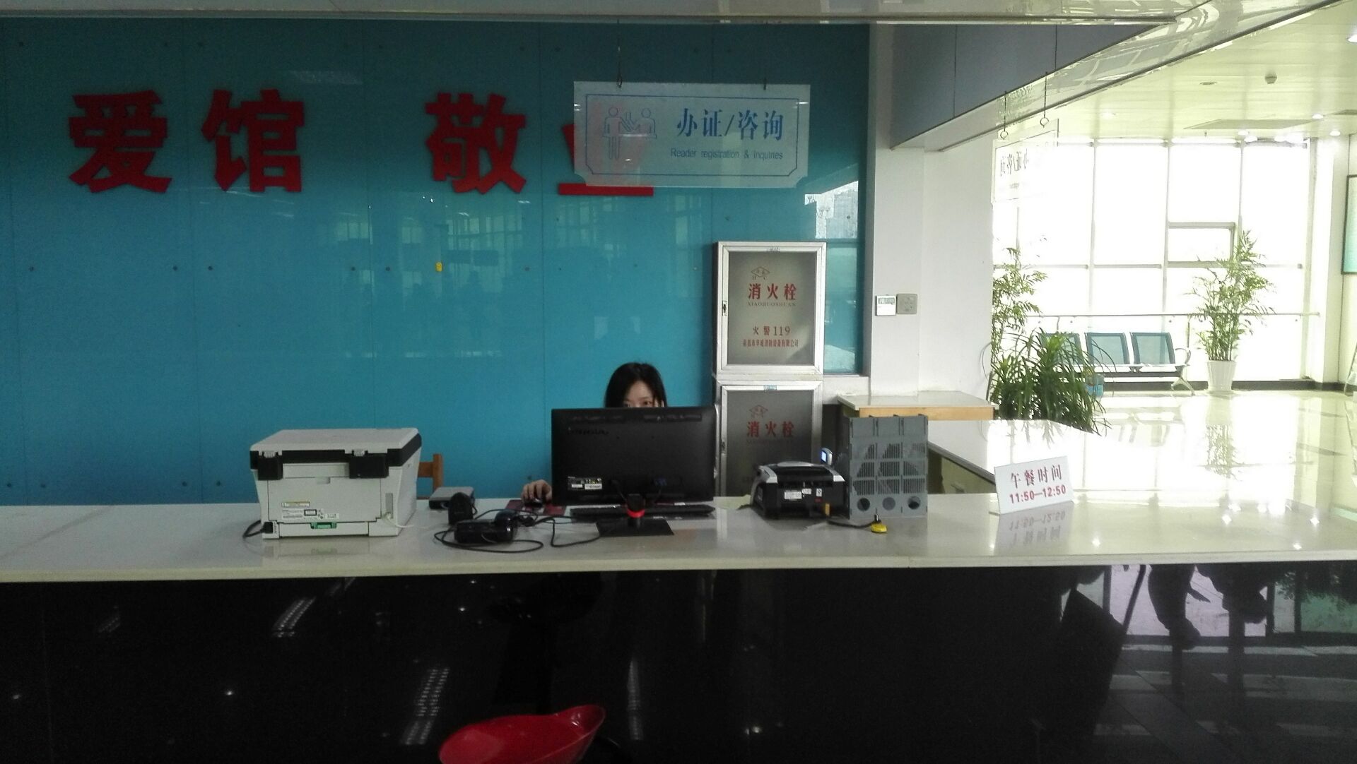  p>上饶市图书馆位于上饶市信州区广信大道,2009年12月开馆,占地42.