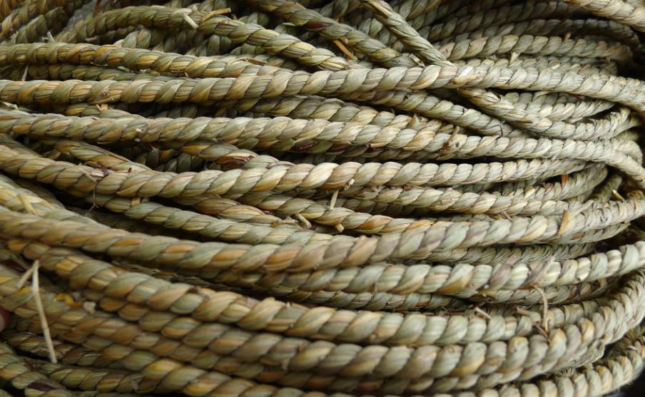  p>草绳又叫稻草绳是一种以稻草秸秆为原料经过专用的草绳机加工而成