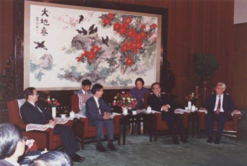 江泽民主席会见高锟校长（1992年9月）