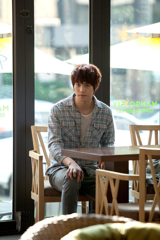  p>李宗泫,1990年5月15日出生于韩国釜山,歌手,音乐制作人,演员,原