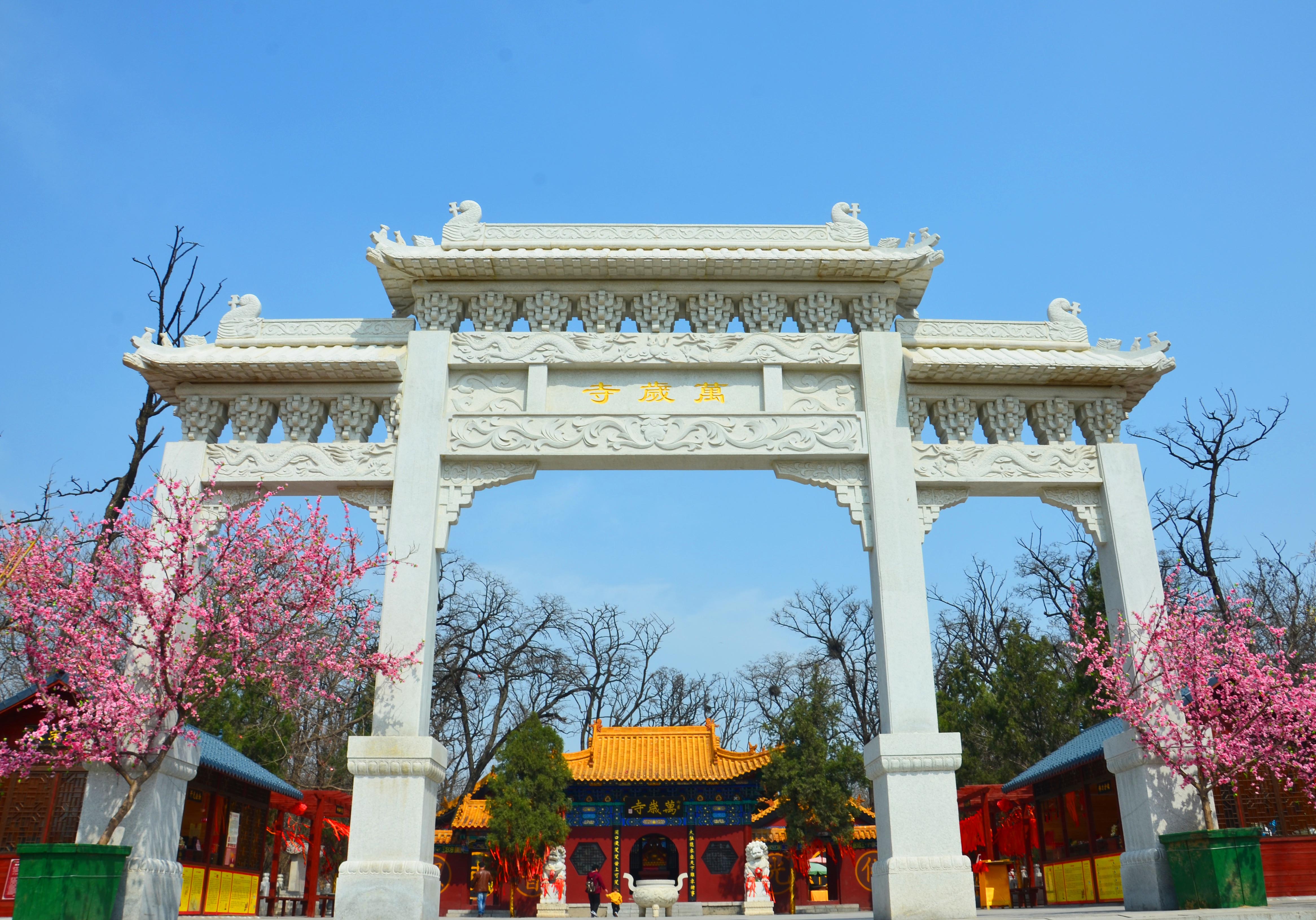  p>万岁山·大宋武侠城是开封市万岁山游览区有限公司斥巨资于2003年