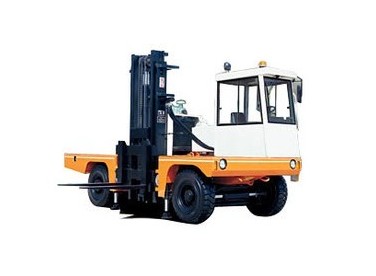  p>侧面式叉车门架,起升机构和货叉位于叉车的中部,可以沿着横向导轨