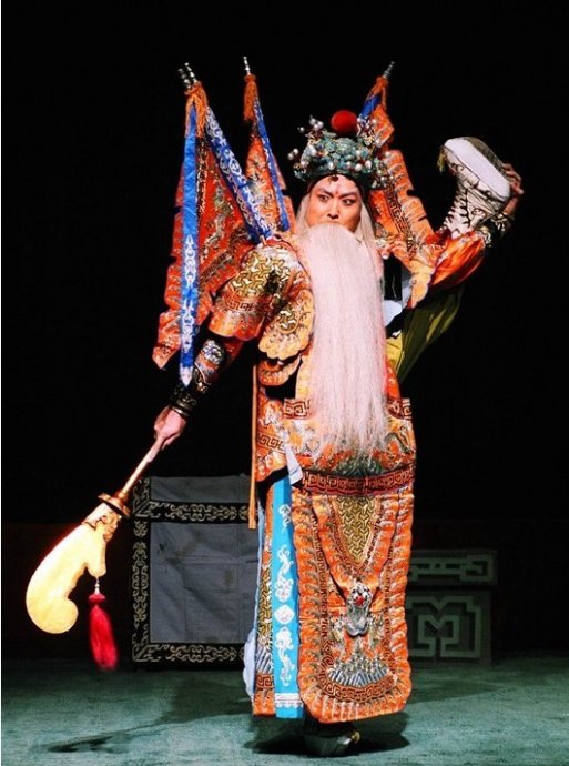  p>乌鲁木齐市秦剧团是秦腔艺术传播到新疆最早的秦腔剧社,经历了清代