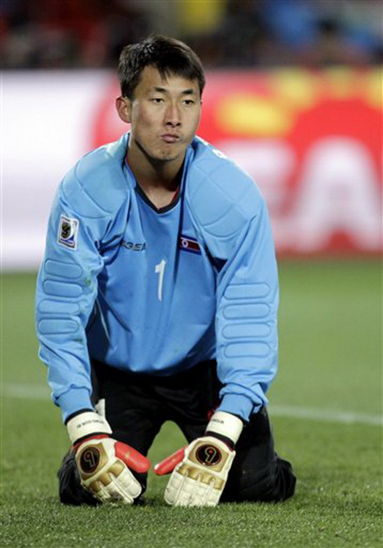  p>李明国,1986年9月9日出生于朝鲜平壤,朝鲜职业足球运动员,场上司职