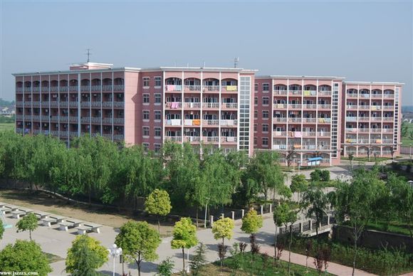  p>建湖县第一中学创办于1956年,原校址位于建湖县钟庄镇,从秉文中学