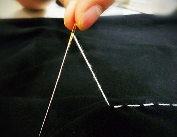  p>缝衣针,缝衣服使用的针,分不同尺寸大小.