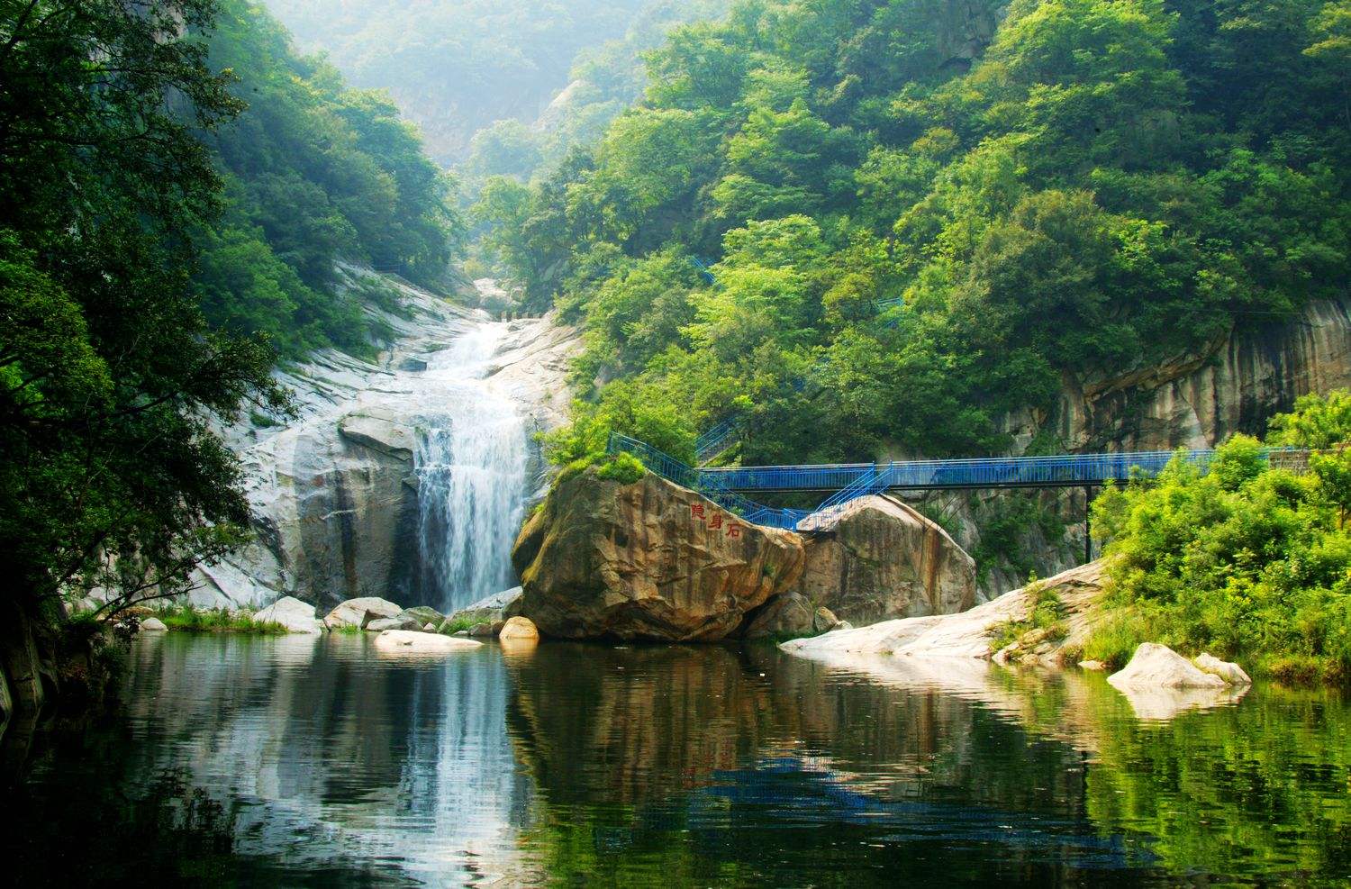  p data-id="gnwwyflv3c">"六羊山通天河"景区,位于 a target="_blank