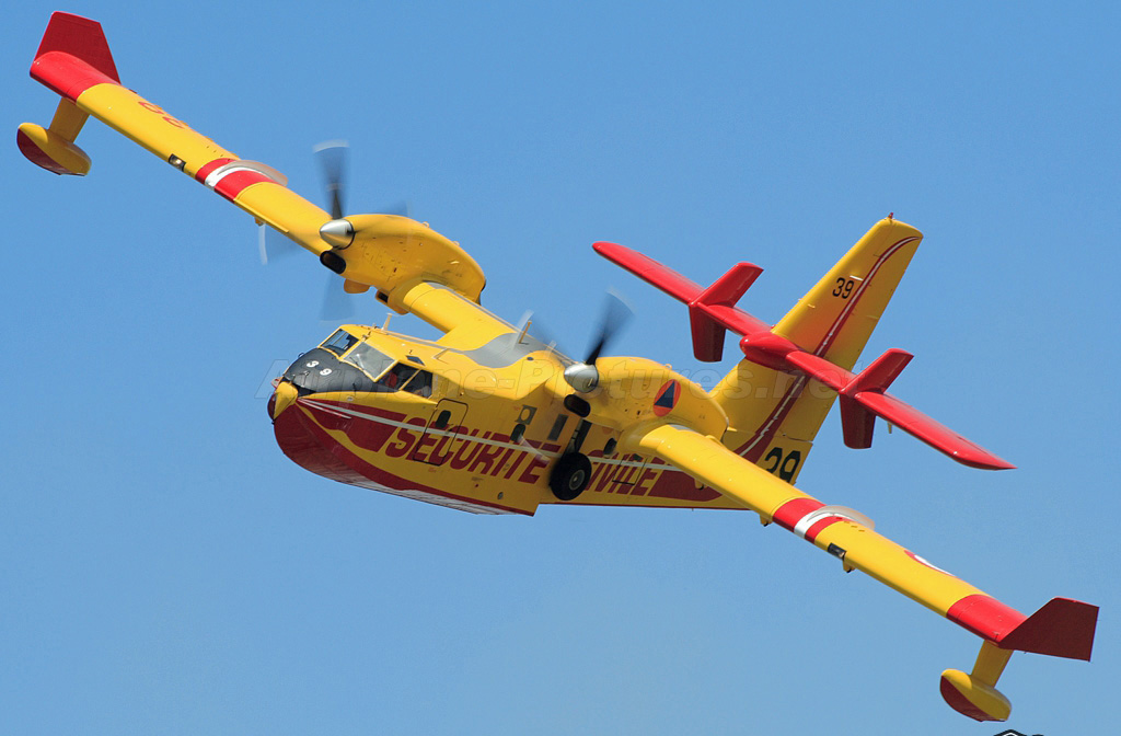  p>cl-415飞机是加拿大庞巴迪宇航公司研制的水陆两栖双发螺旋桨飞机.