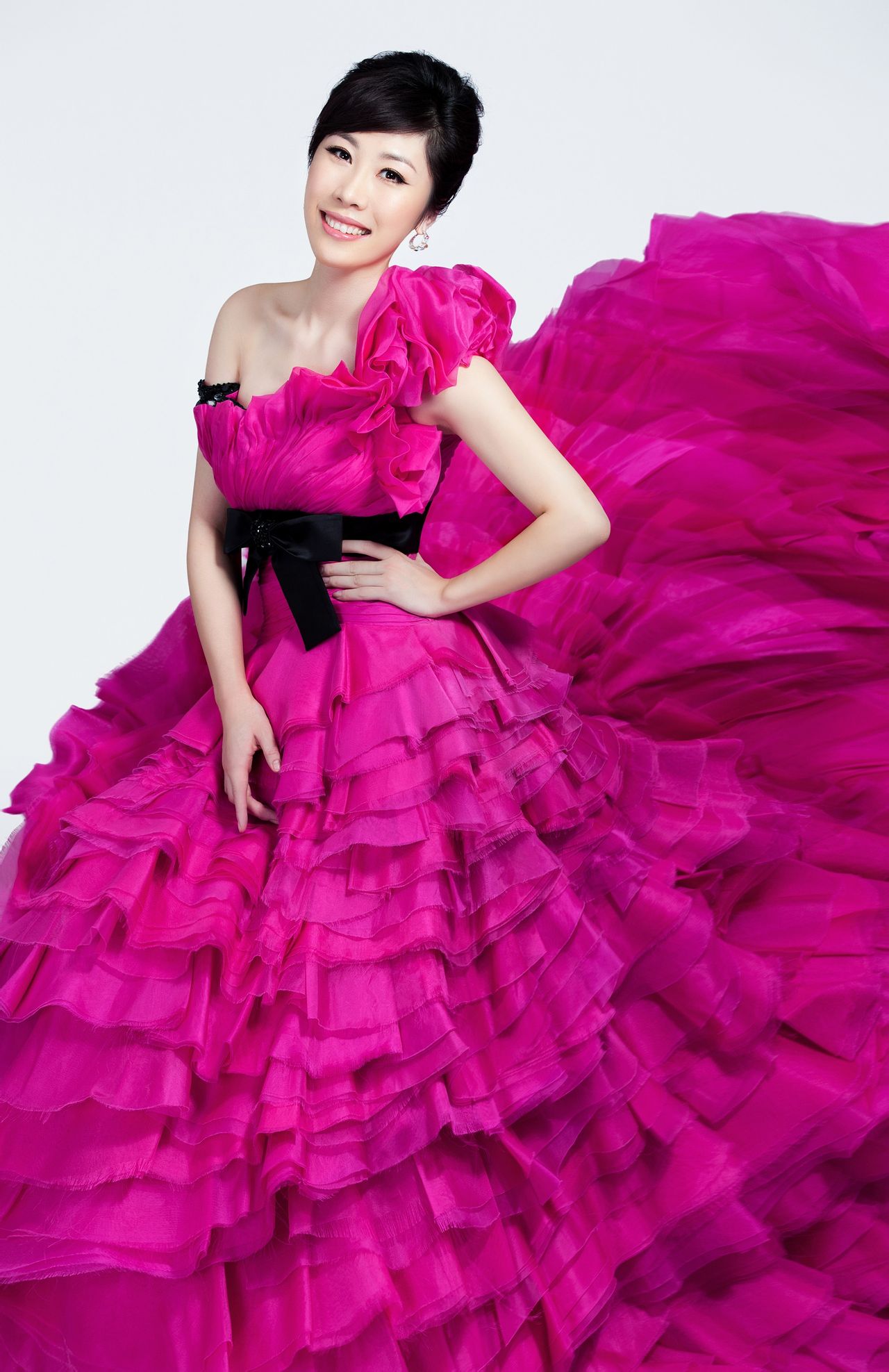 张洋,毕业于中国人民解放军艺术学院音乐系,青年独唱演员,青年女中音