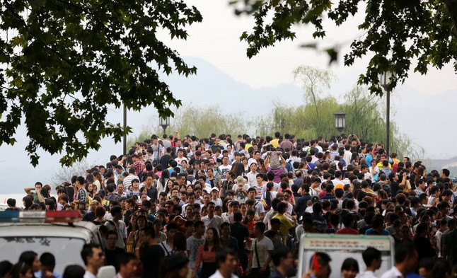  p>杭州西湖游客井喷是来自,2013年国庆首日,浙江杭州西湖景区人满为