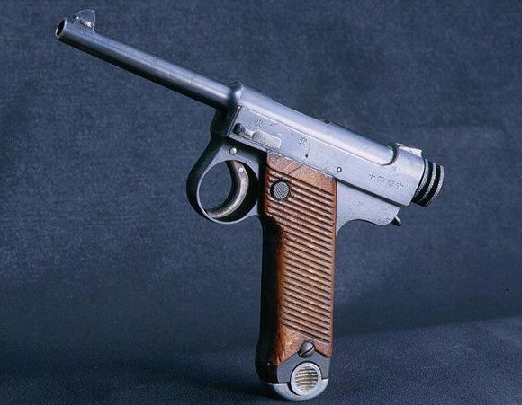  p>王八盒子指的是"十四年"式手枪,是日本军队配发的制式武器.