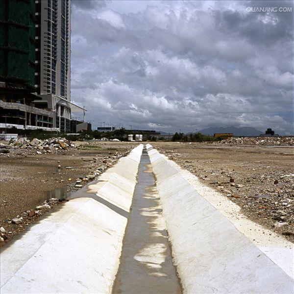 在此类路段通常会放置堤坝路警示牌. /p>