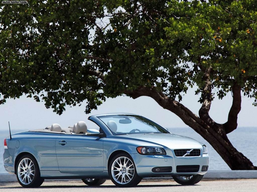 沃尔沃c70是一款可以全方位满足驾驶者多重需求的三折式硬顶四座敞篷