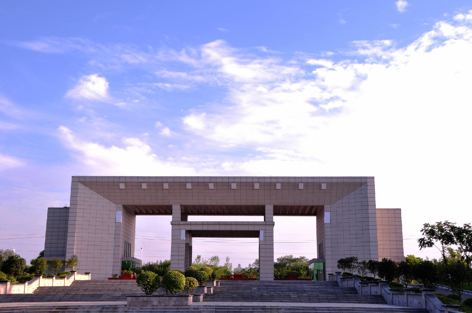 信阳师范学院华锐学院